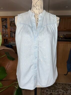 Women’s, Cloth & Stone, Light Blue Washed,  Button Up Sleeveless Top. Size Small